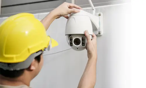 Equipo de Compualiado instalando cámara